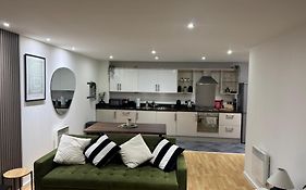 Modern 2Br Apartment City Centre Free Secure Parking Stunning Views